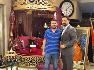 Güler yüzlü iki turizmci yanyana