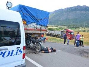 TIR’a arkadan çarpan motosiklet sürücüsü hayatını kaybetti.
