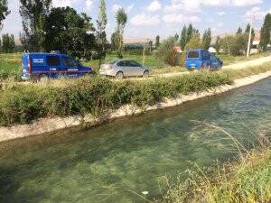 Sulama kanalına düşen kardeşler yaşam savaşı veriyor
