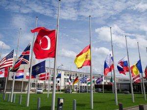 NATO'da bayraklar yarıya indirildi