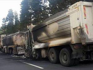 Teröristler asfalt malzemesi taşıyan kamyonları yaktı