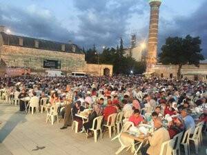 Ulu Cami meydanında binleri buluşturan iftar