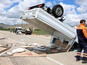 Bayburt'ta trafik kazası: 2 ölü, 6 yaralı