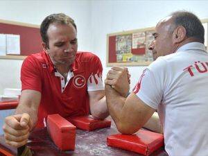 Arkadaş tavsiyesiyle başladı, başarıya doymuyor