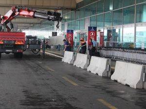 Atatürk Havalimanı'nda dış hatlar terminali önüne beton bariyerler yerleştirildi