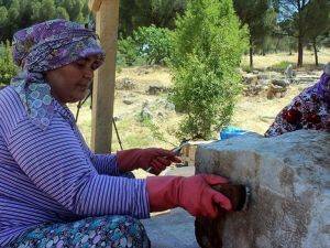 Arkeolojik kazılar kadınlara gelir kaynağı oldu