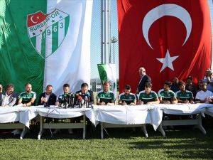 Bursaspor 7 futbolcuyla sözleşme imzaladı