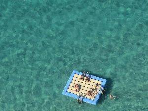 Çeşme'de duba üzerinde uyuyan 2 kişi denizde kayboldu