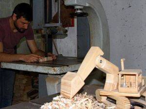 Ahşaptan 25 çeşit oyuncak yapıyor