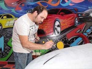 Otomobillere 'dövme' yapıyor