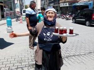 79 yaşındaki kadın çaycılık yapıyor