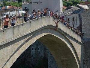 Srebrenitsa kurbanlarını anmak için Mostar Köprüsü'nden 'sessizce' atladılar