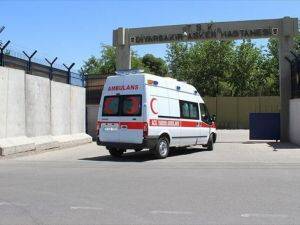 PKK'lı teröristler Diyarbakır'da polise saldırdı