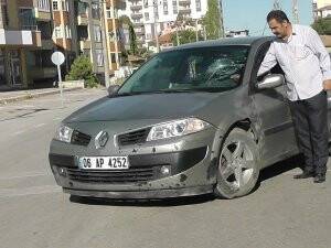 Otomobil motosiklet ile çarpıştı