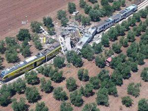 İtalya’da iki tren çarpıştı: 11 ölü