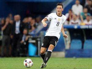 Alman taraftarların gözdesi Mesut Özil