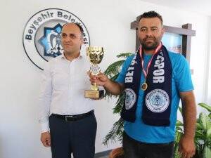 Patlak lastikle yarıştı, kupanın sahibi oldu