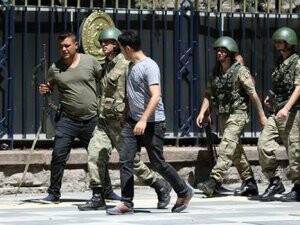 Genelkurmay'daki askerler teslim oluyor