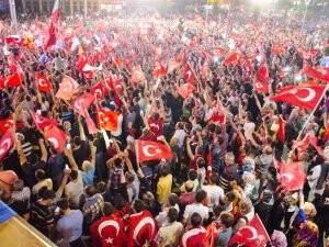 Darbe girişimine tepki gösteren vatandaşlar, Mevlana Meydanı'nda bir araya geldi