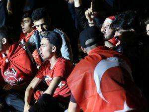 Belçika'da Türkler Fetö'ye Ait Derneğe Yürüdü
