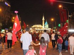 Konya'da darbe girişimine tepki devam ediyor