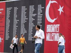 Darbe Girişimine Dev Pankart Ve Panoyla Tepki