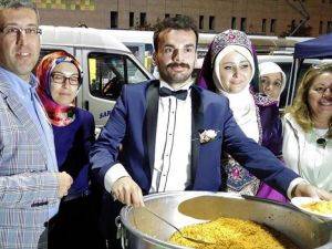Düğünden Sonra Demokrasi Nöbetine Gittiler