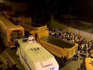 'Askeri hareketlilik' söylentisi vatandaşları kışla önlerine topladı