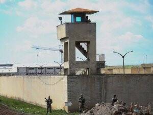 Cezaevindeki darbeciye selam veren asker gözaltına alındı