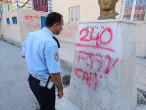 Okuldaki Atatürk büstü ve duvarlara yazı yazan 2 kişi yakalandı
