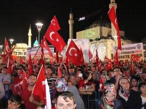 Bakan Çavuşoğlu, Konya'da demokrasi nöbetine katıldı