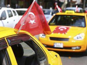 Aracını Tankın Altına Süren Taksiciye Yeni Otomobil