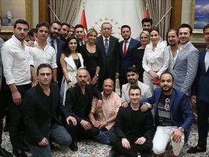 Cumhurbaşkanı Erdoğan'dan Demokrasi Nöbetine Katılan Ünlülere Teşekkür
