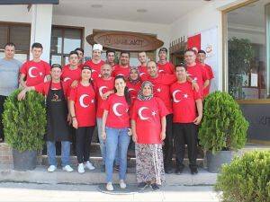 Darbe Girişimine Restoran Çalışanlarından Bayraklı Tepki