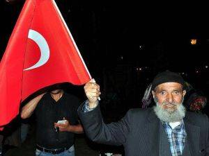 101 Yaşındaki Hüseyin Dede "Demokrasi Nöbeti"ne Katılıyor