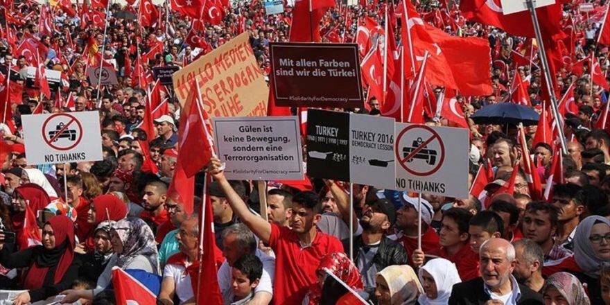 Avrupalı Türkler Demokrasi Mitinginde Buluştu