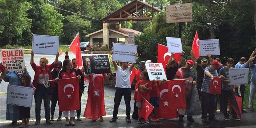 Fetö Elebaşı, Abd'deki Malikanesi Önünde Protesto Edildi