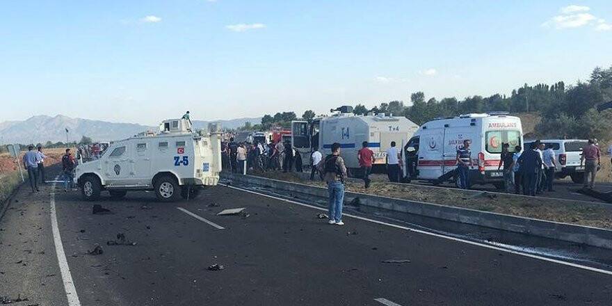 Polis servisinin geçişi sırasında patlama: 5 şehit