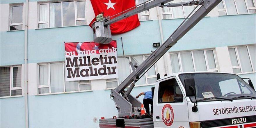 Kapatılan Okulun Üzerine o afiş asıldı