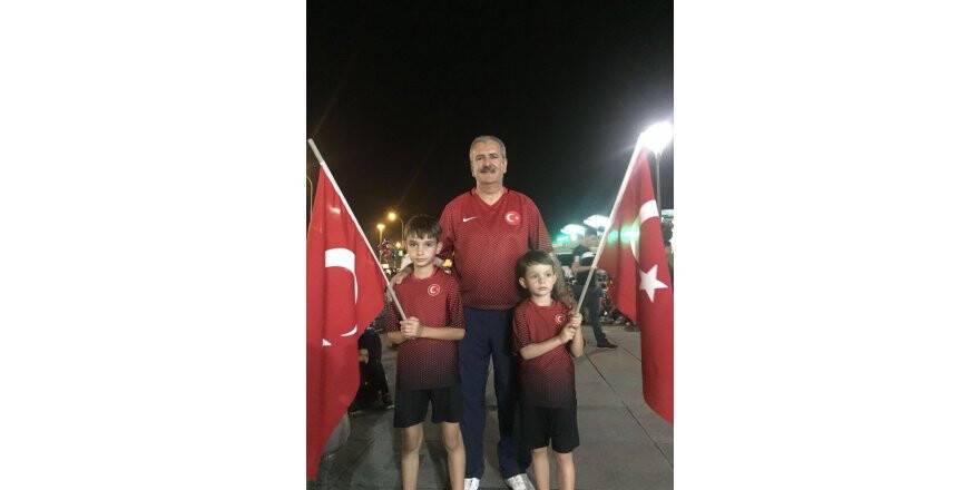 Remzi Ay torunları ile nöbette