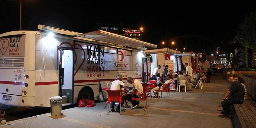 Kan bağışı 'demokrasi nöbetleri'yle arttı
