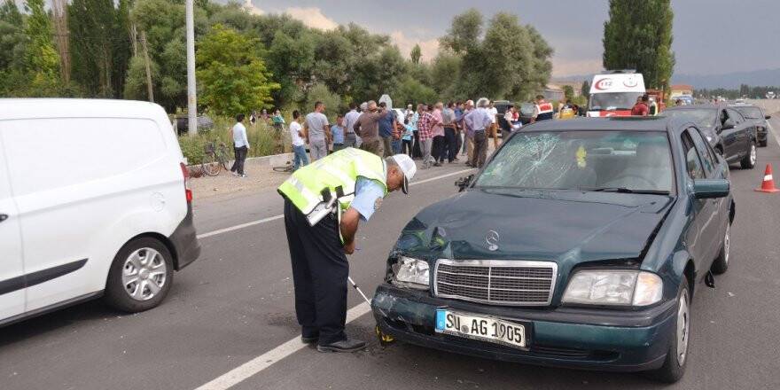 Otomobil motosikletle çarpıştı: 1 ölü