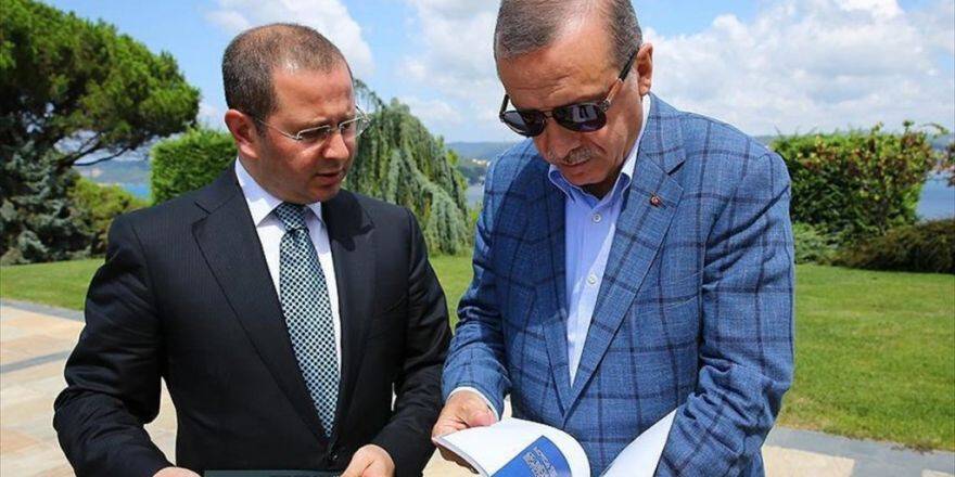 Cumhurbaşkanı Erdoğan Aa'nın "Dakika Dakika Fetö'nün Darbe Girişimi" Kitabını İnceledi