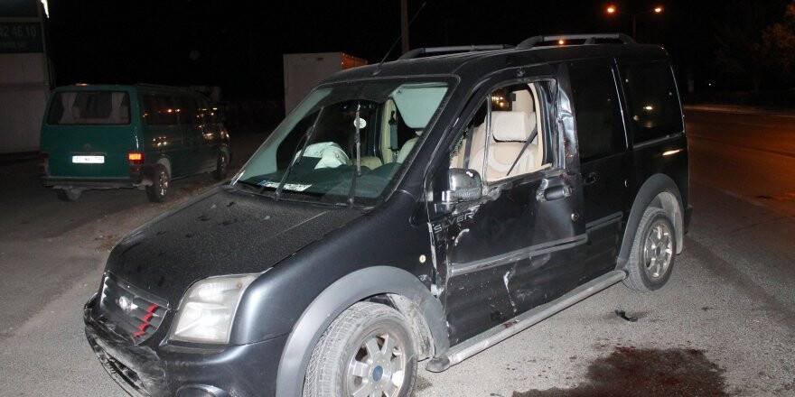 Hafif ticari araçla motosiklet çarpıştı: 2 yaralı