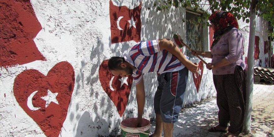 Protesto İçin Evinin Dışına Türk Bayrağını Resmetti