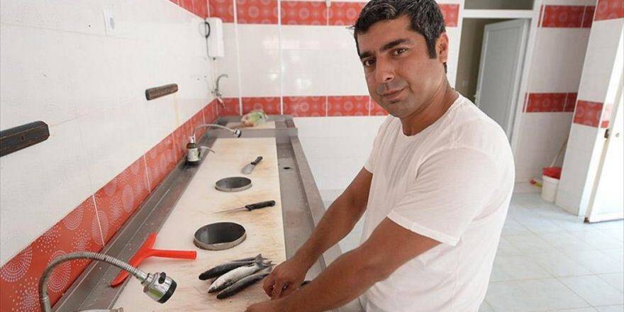 Tsk'dan Atıldı Pazarda Balıkçılık Yapıyor