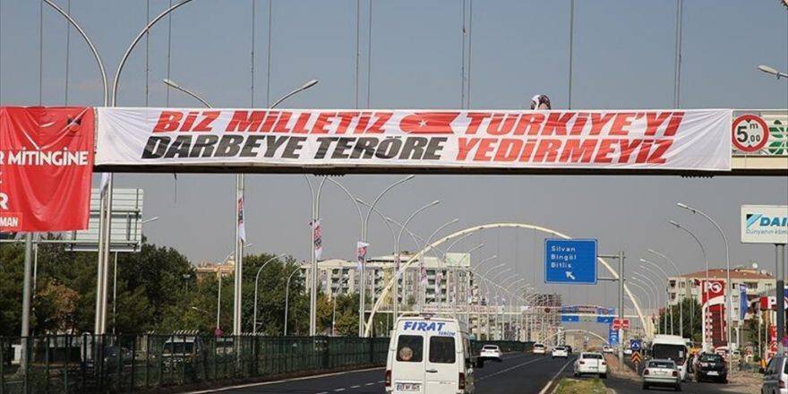 Diyarbakır'da Darbe Ve Teröre 'Afişli' Tepki