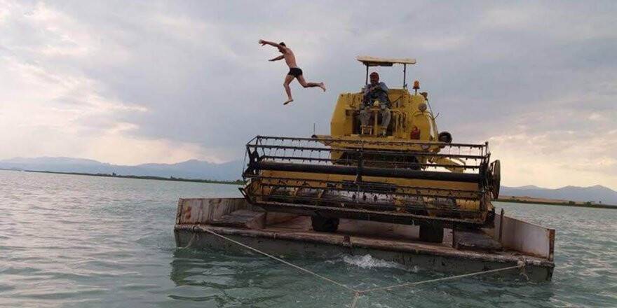 Göl üzerinde biçerdöverin ada yolculuğu