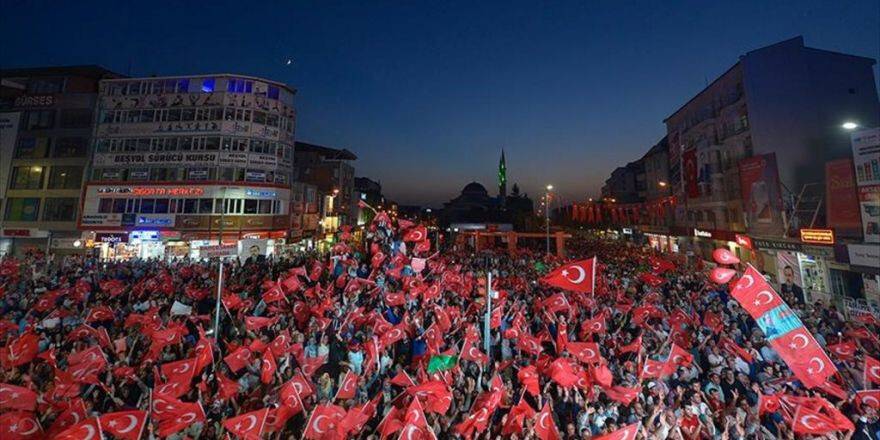 Van'da 150 Bin Türk Bayrağıyla 'Tarihe Not Düşüldü'