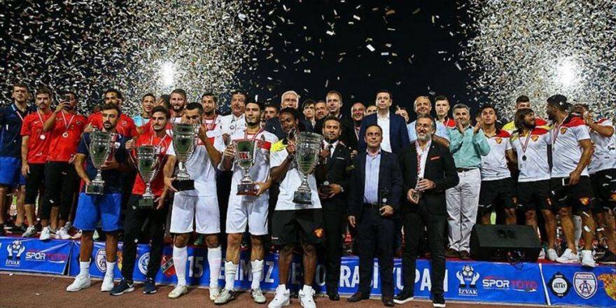 Futbolcular Demokrasi İçin Sahaya Çıktı